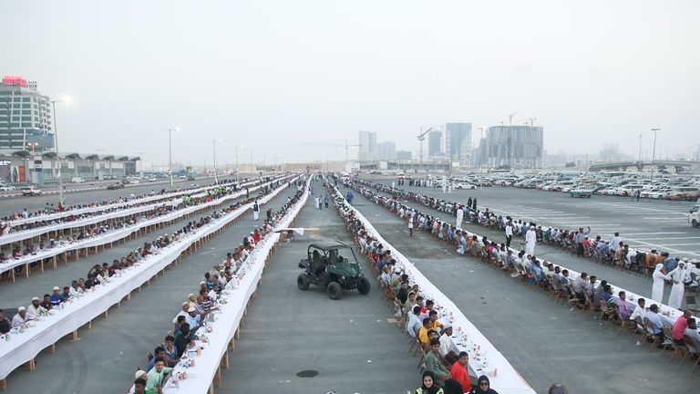 بلدية عجمان تتسلم شهادة من موسوعة