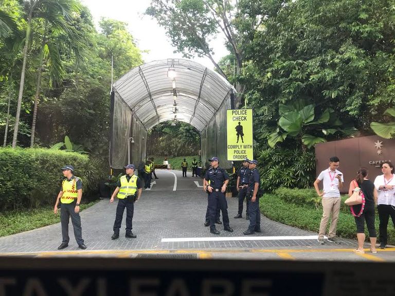 جزيرة سنتوسا تستعد لاستقبال ترامب وكيم