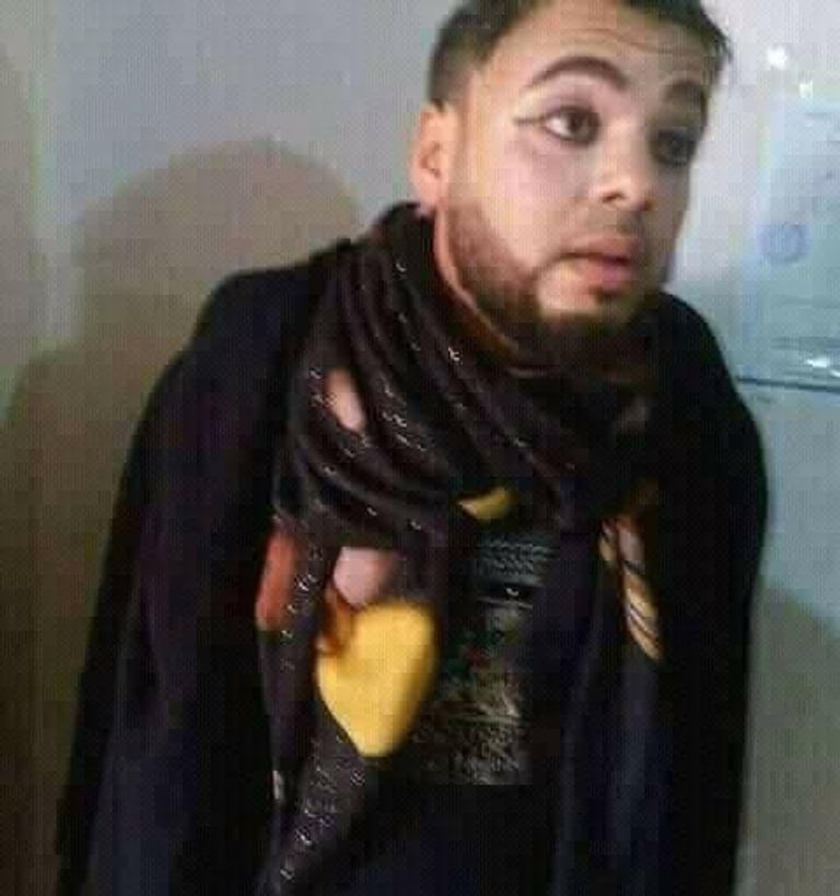 الإرهابي المدعو سفيان عبد الرحمن عطية آليات الجيش الليبي الذي يخوض معارك عنيفة في درنة