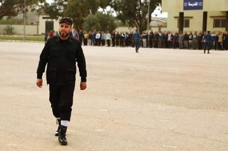 مدير مكتب الإعلام بالإدارة العامة للبحث الجنائي في بنغازي وليد العرفي دبابة تابعة للجيش الليبي في بنغازي