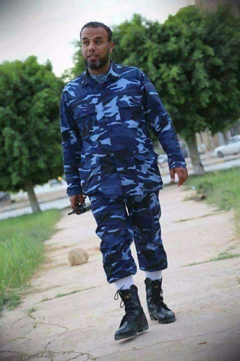 مدير مكتب الإعلام بالإدارة العامة للبحث الجنائي في بنغازي وليد العرفي دبابة تابعة للجيش الليبي في بنغازي