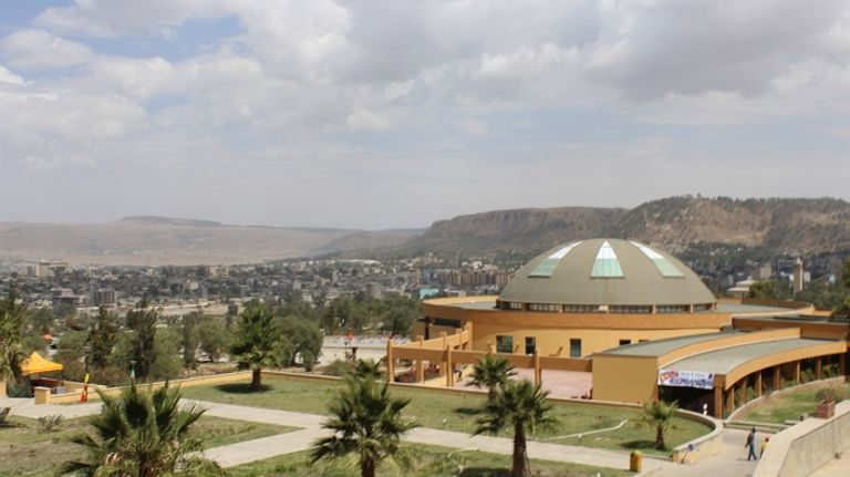 إقليم تقراي جنديان إثيوبيان يمشيان قرب الحدود مع إريتريا