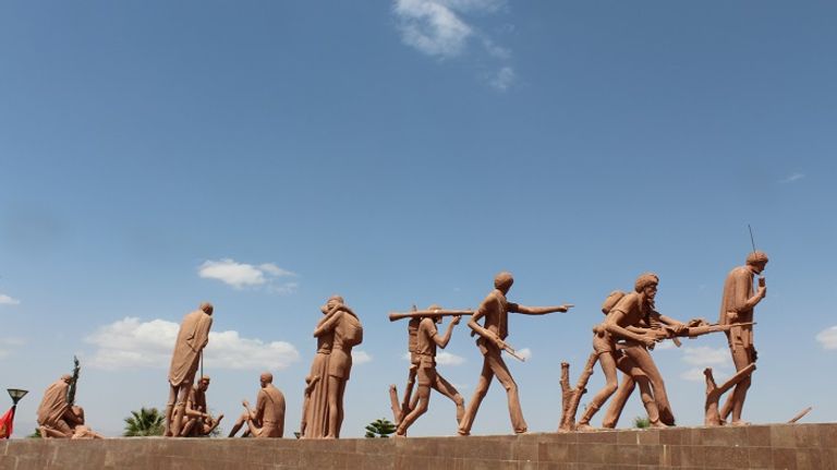 نصب تذكاري يمثل الجنود القدامى في تقراي جنديان إثيوبيان يمشيان قرب الحدود مع إريتريا