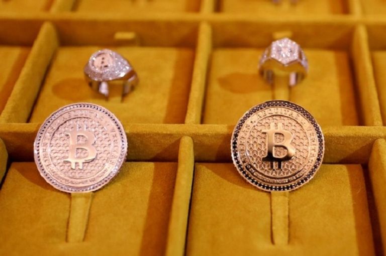 بيتكوين تهبط