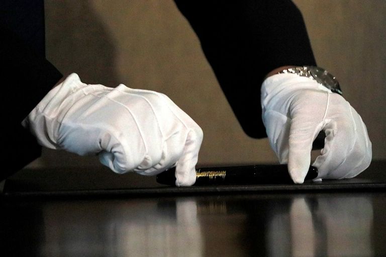 لحظة تنظيف قلم كيم قمة تاريخية جمعت ترامب وكيم في سنغافورة