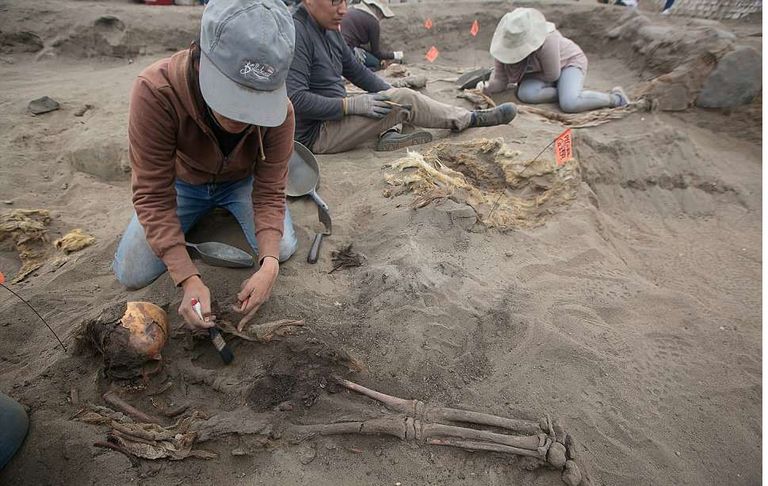 العثور على جثث 56 طفلا كانوا "قرابين للآلهة"