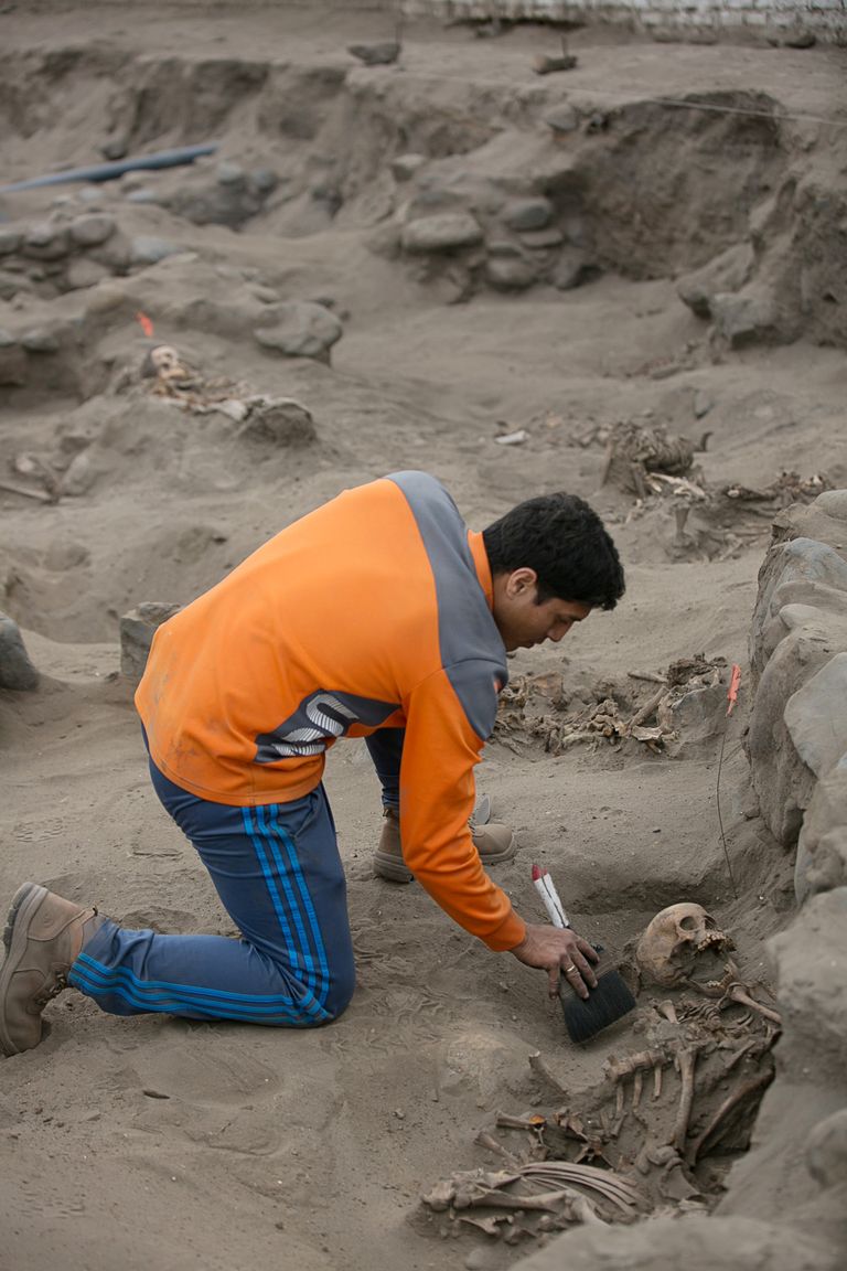 العثور على جثث 56 طفلا كانوا "قرابين للآلهة"