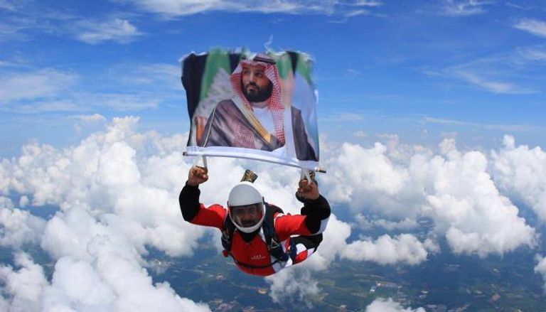 ‏المظلي صالح الروضان يرفع صورة ولي عهد السعودية في إحدى جولاته