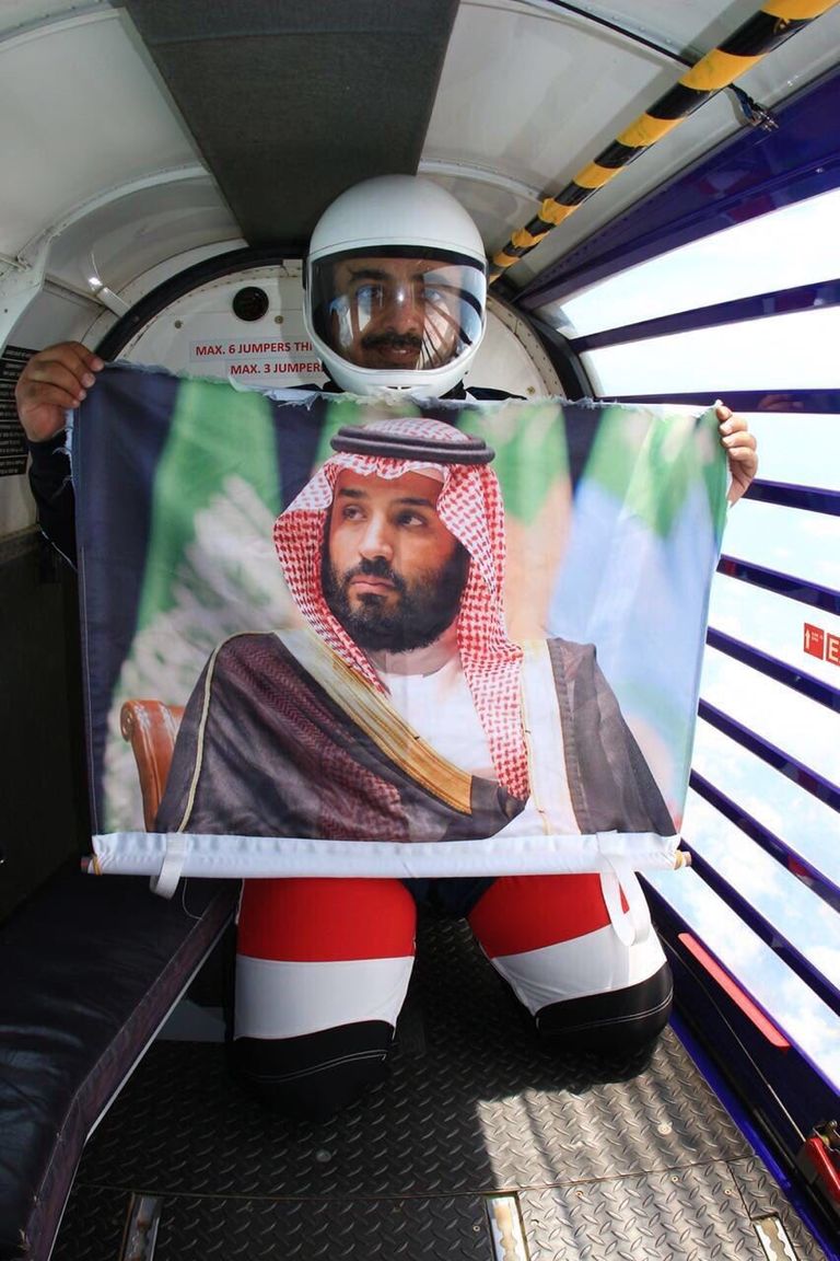 ‏المظلي صالح الروضان يرفع صورة ولي عهد السعودية في إحدى جولاته