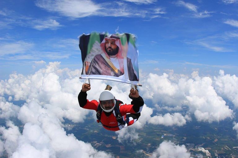 ‏المظلي صالح الروضان يرفع صورة ولي عهد السعودية في إحدى جولاته