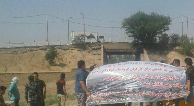 العمال الغاضبين يقطعون خط سكك حديدية جانب من مظاهرات مدن غرب إيران - أرشيفية