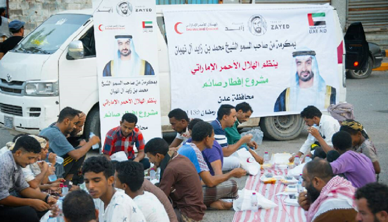 الهلال الأحمر الإماراتي ينظم مأدبة إفطار في باحة مطار عدن