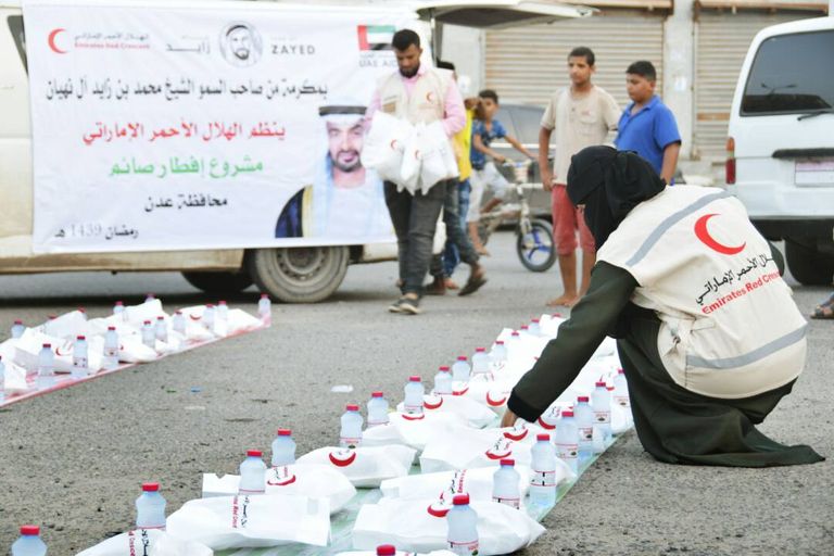 الهلال الأحمر الإماراتي ينظم مأدبة إفطار في باحة مطار عدن