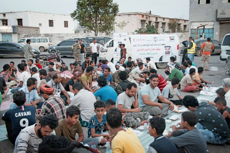 الهلال الأحمر الإماراتي ينظم مأدبة إفطار في باحة مطار عدن