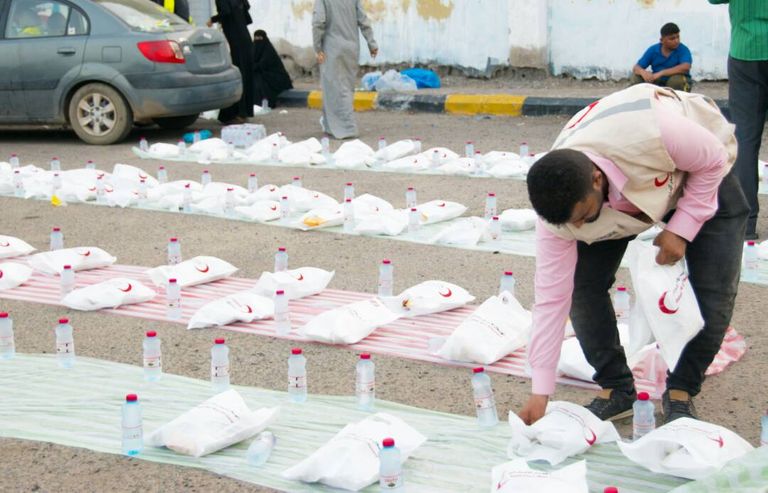 الهلال الأحمر الإماراتي ينظم مأدبة إفطار في باحة مطار عدن