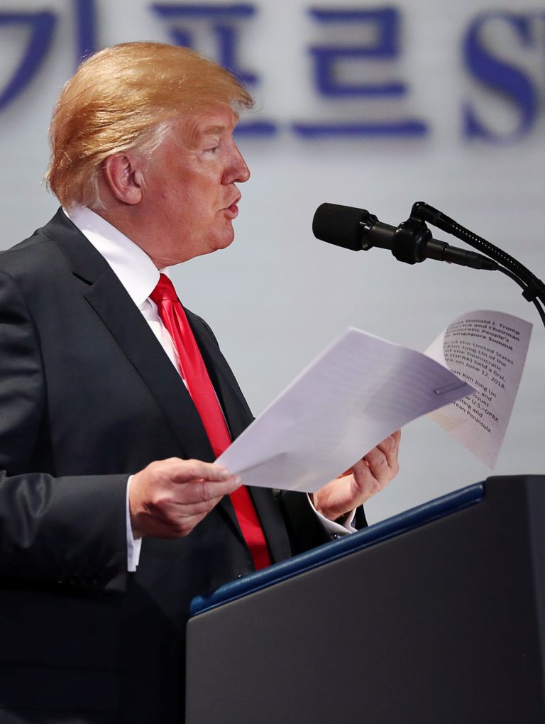 يتقاضى موظف لصق قصاصات ترامب 65969 دولارا سنويا