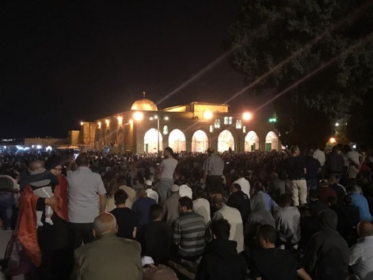 المصلون داخل باحات المسجد الاقصي المبارك في ليلة 27 من رمضان المصلون يؤدون صلاة التراويح في المسجد الأقصى