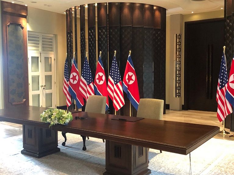 القاعة التي سيتم فيها توقيع الوثائق بين ترامب وكيم ترامب وكيم.. قمة تاريخية - رويترز