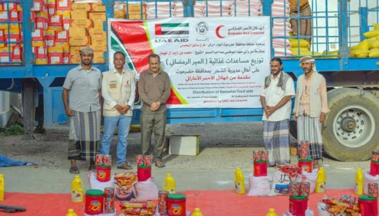 توزيع مساعدات غذائية رمضانية على أهالي الشحر 