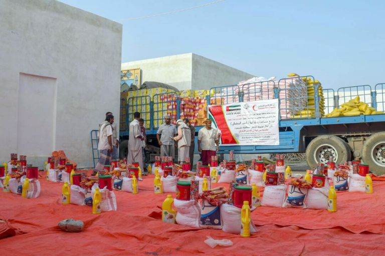 توزيع مساعدات غذائية رمضانية على أهالي الشحر