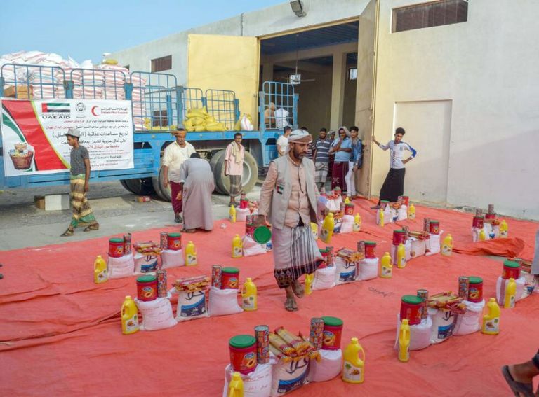 توزيع مساعدات غذائية رمضانية على أهالي الشحر