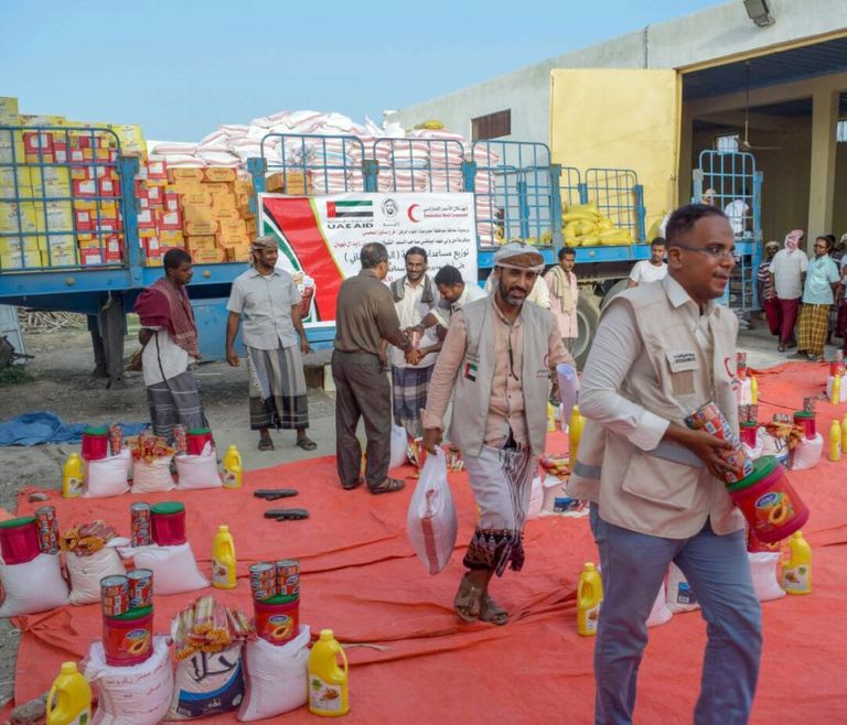 توزيع مساعدات غذائية رمضانية على أهالي الشحر