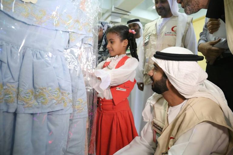 الهلال الأحمر الإماراتي يطلق مشروعه الخيري لتوزيع كسوة العيد بحضرموت