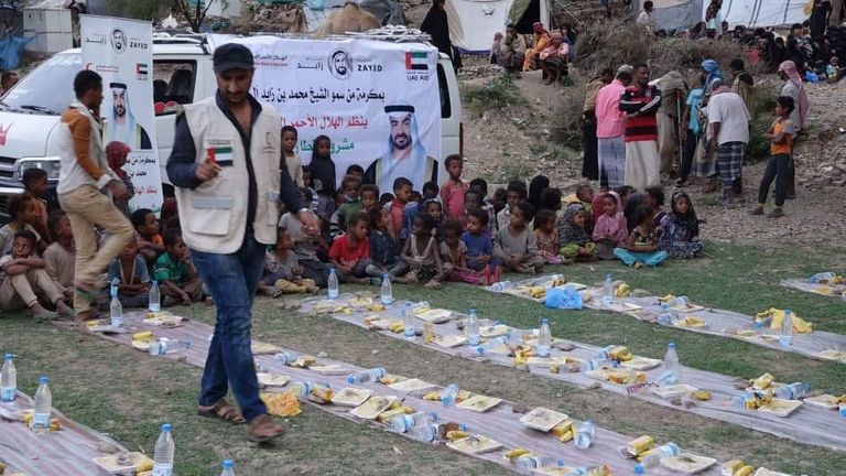 الهلال الأحمر الإماراتي يقيم مأدبة إفطار في مخيمات النازحين غرب تعز