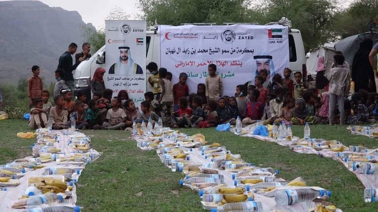 الهلال الأحمر الإماراتي يقيم مأدبة إفطار في مخيمات النازحين غرب تعز