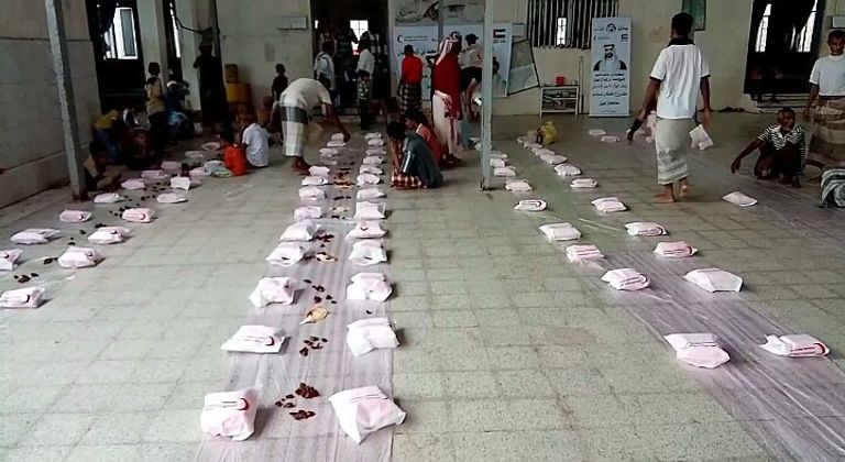 الهلال الأحمر الإماراتي يقيم مأدبة إفطار  بمدينة شقرة اليمنية