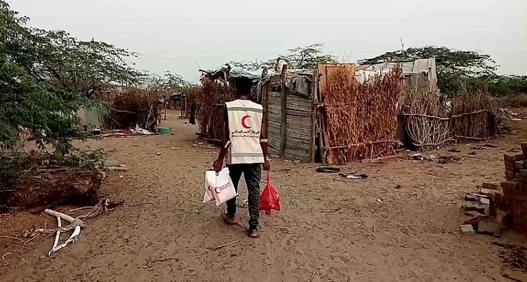 الهلال الأحمر الإماراتي يقيم مأدبة إفطار  بمدينة شقرة اليمنية