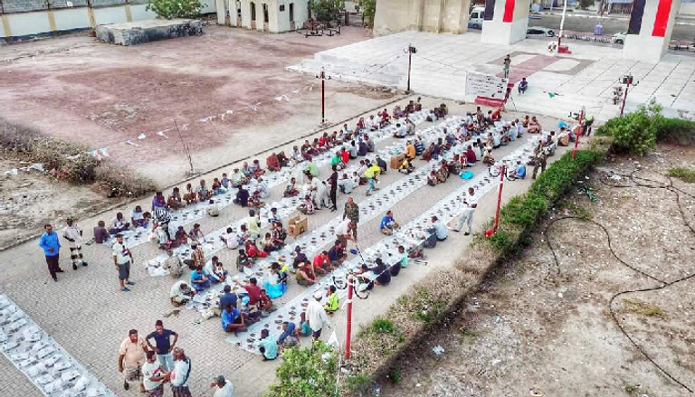 الهلال الأحمر الإماراتي ينظم إفطارا جماعيا في مدينة التواهي بعدن