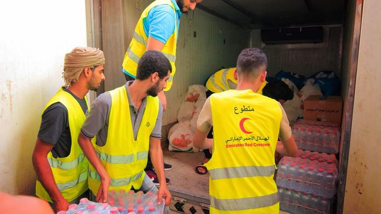 الهلال الأحمر الإماراتي ينظم إفطارا جماعيا في مدينة التواهي بعدن