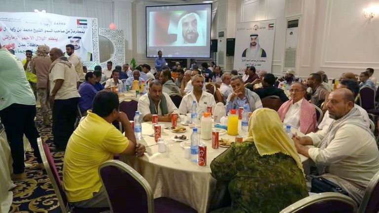 الهلال الأحمر الإماراتي يقيم مأدبة إفطار بعدن