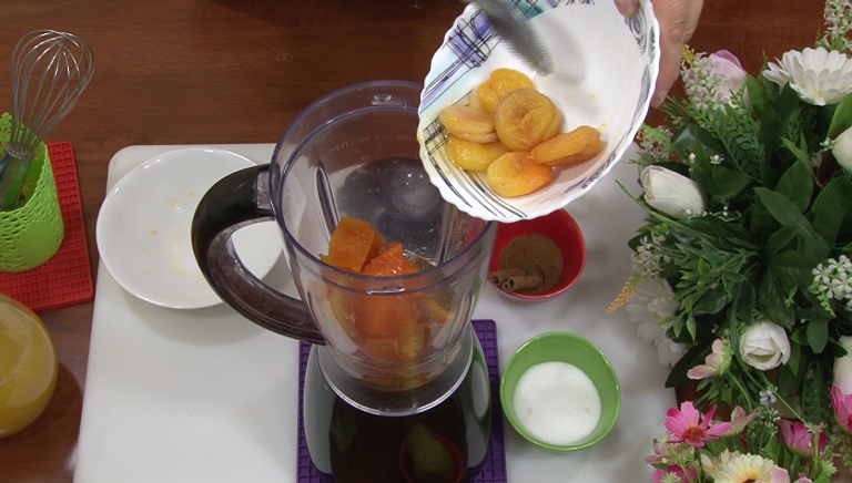 الخطوة 3 عصير اليقطين والمشمش المجفف