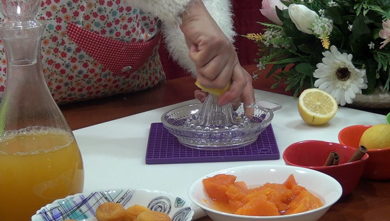 الخطوة 1 عصير اليقطين والمشمش المجفف