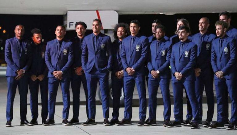 منتخب البرازيل يرتدي بدلا زرقاء وأحذية رياضية سوداء