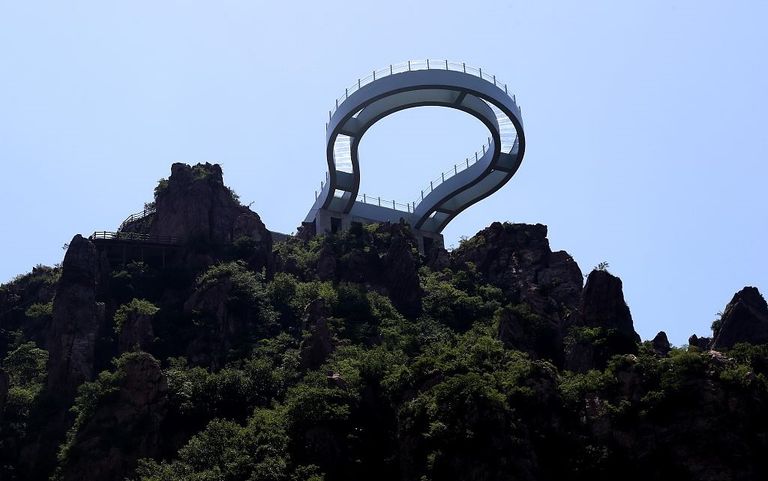 أطول ممر زجاجي دائري معلق في العالم