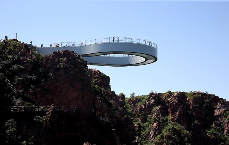 أطول ممر زجاجي دائري معلق في العالم