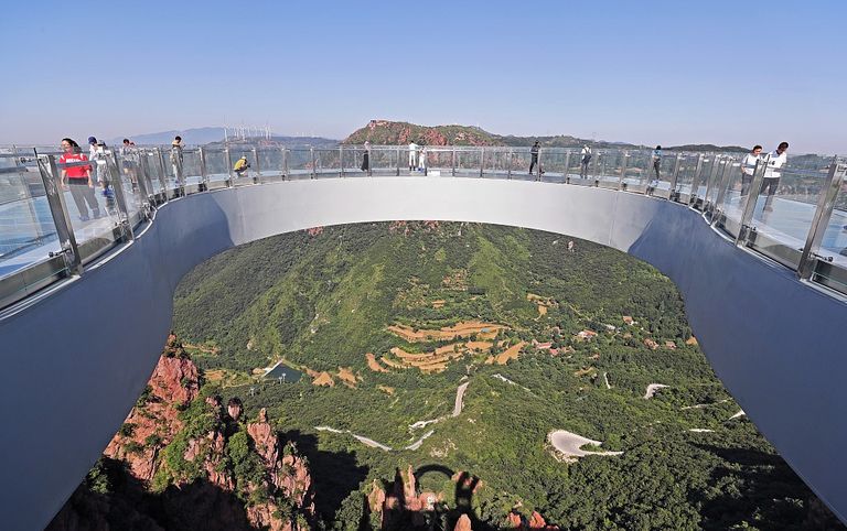 أطول ممر زجاجي دائري معلق في العالم