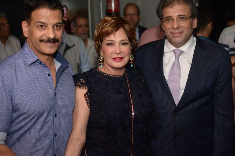 خالد يوسف مع خالد الصاوي وحرمه في حفل افتتاح فيلم كرما