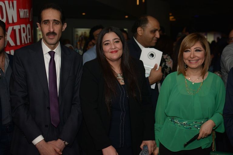 خالد يوسف مع خالد الصاوي وحرمه في حفل افتتاح فيلم كرما