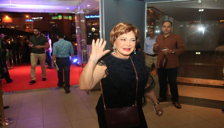 خالد يوسف مع خالد الصاوي وحرمه في حفل افتتاح فيلم كرما