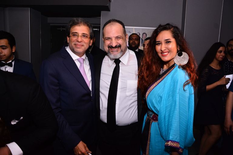 خالد يوسف مع خالد الصاوي وحرمه في حفل افتتاح فيلم كرما