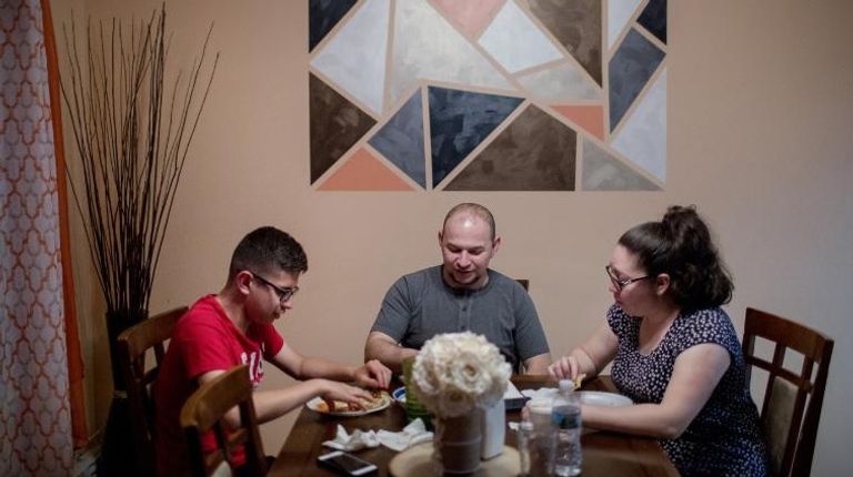 مراهق يفقد ضحكته بسبب ورم نادر