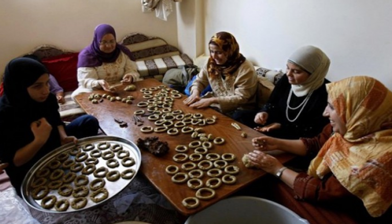 الظروف المالية الصعبة تغيّب كعك العيد عن بيوت غزة