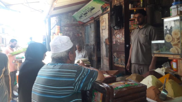 الظروف المالية الصعبة تغيّب كعك العيد عن بيوت غزة