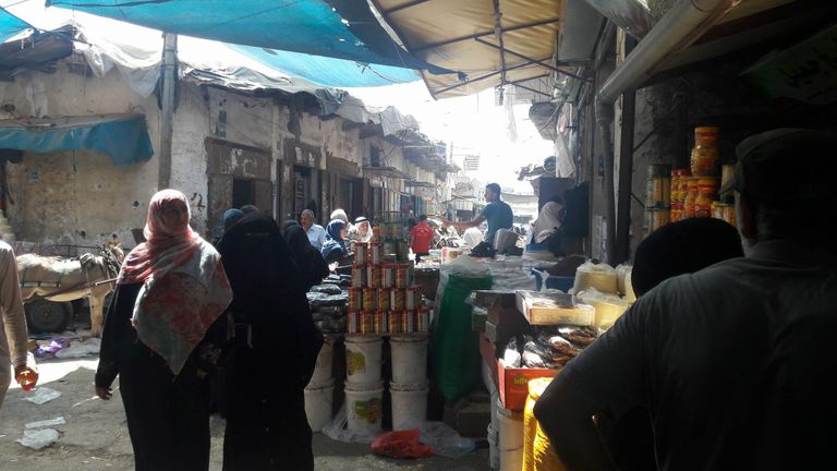 الظروف المالية الصعبة تغيّب كعك العيد عن بيوت غزة