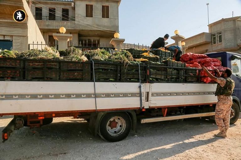 شاحنات إغاثية من السلع التموينية 