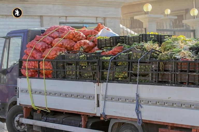 شاحنات إغاثية من السلع التموينية 